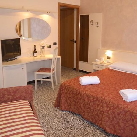 Gold Hotel Бордигера Экстерьер фото