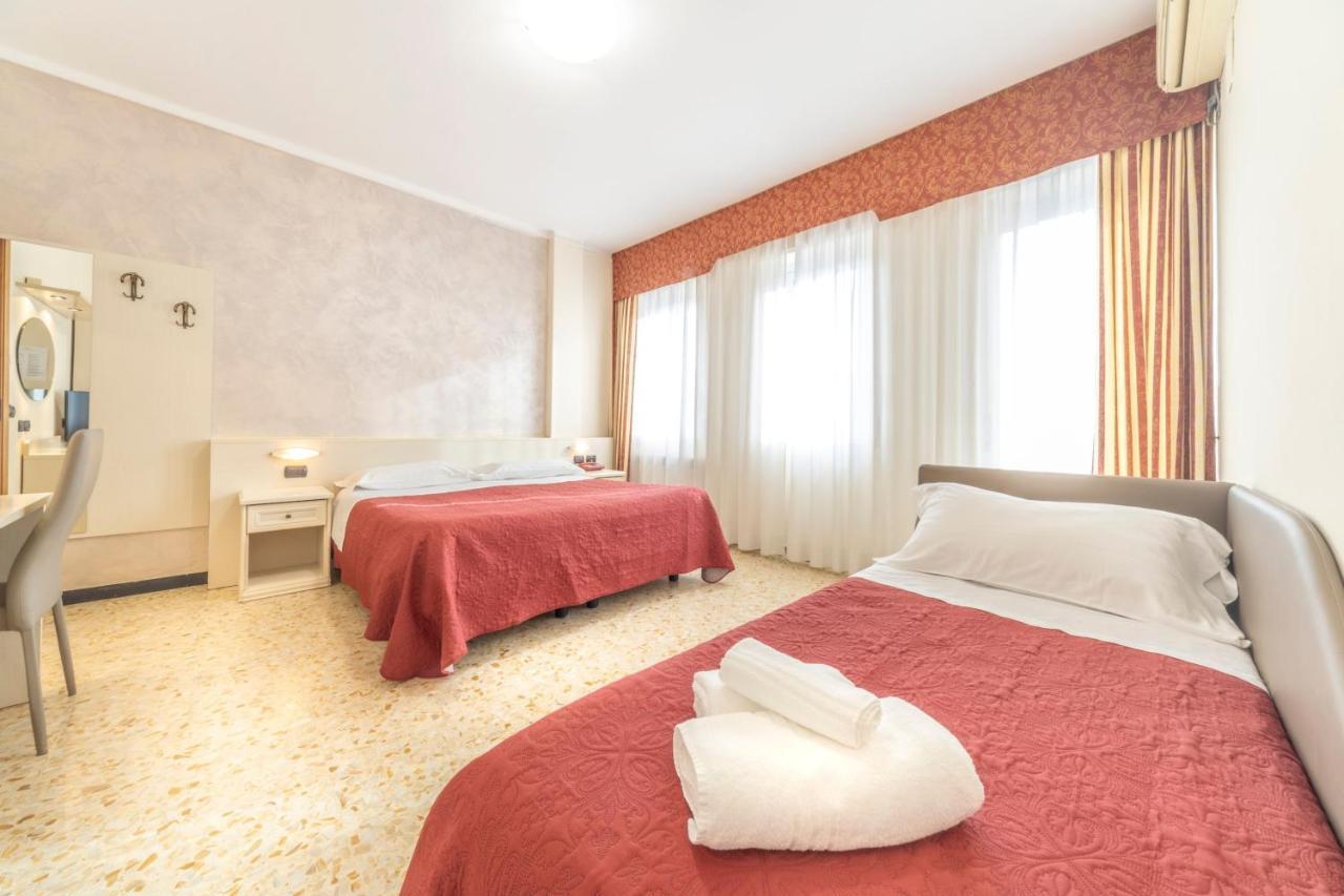 Gold Hotel Бордигера Экстерьер фото