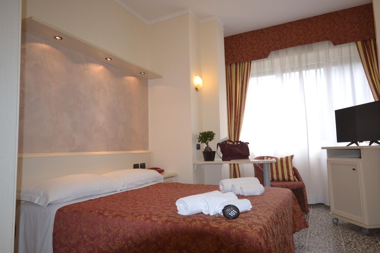 Gold Hotel Бордигера Экстерьер фото